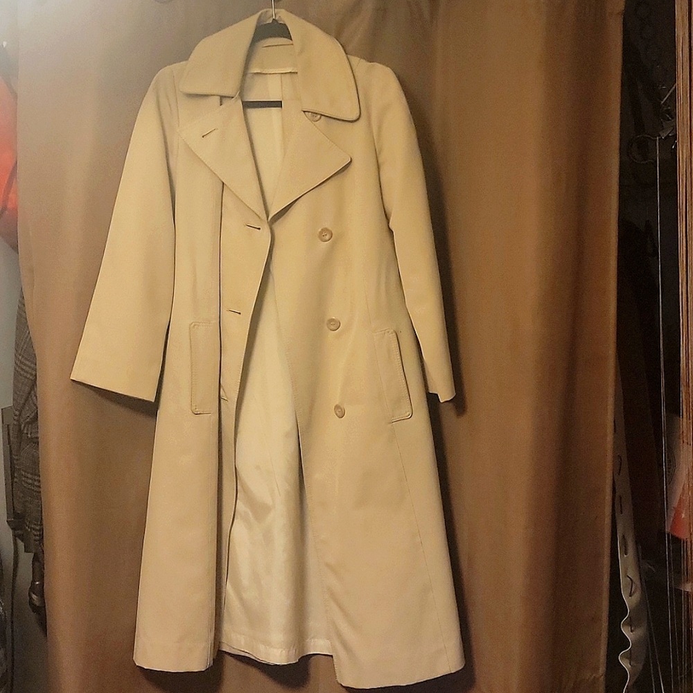 Full length, lightweight trench coat retro